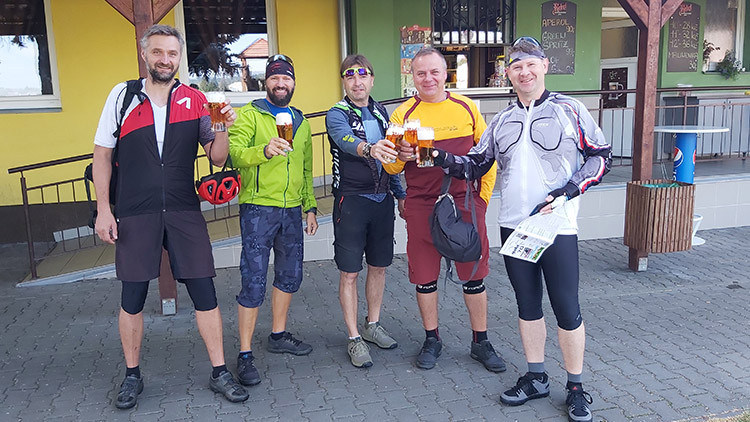 Sedmiměsíční chlapec ujel za tatínkem neuvěřitelných 58 km terénem