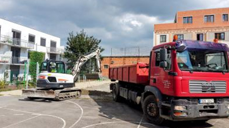 Byly zahájeny stavební práce na hřišti SOŠPO