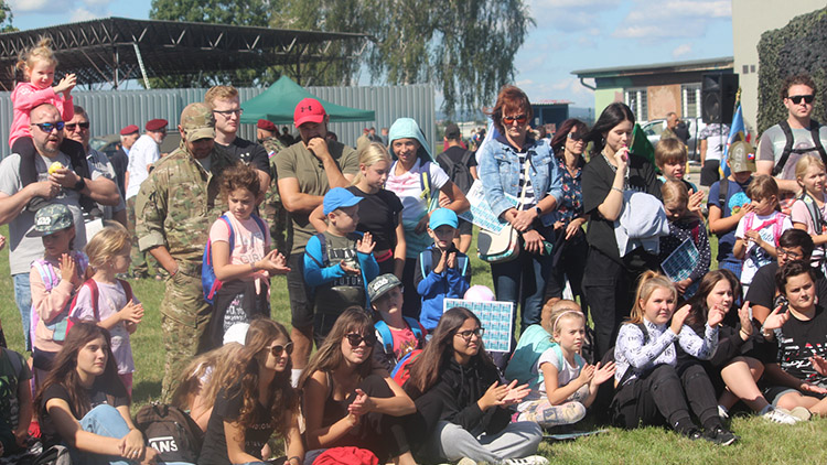 Den otevřených dveří vojenské posádky přilákal nejen školáky