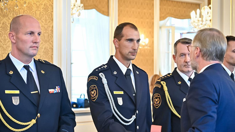 Premiér Fiala ocenil za zásah v Českém Švýcarsku i naše příslušníky