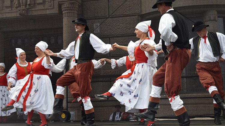 Představení folklórních souborů  bylo přesto nádherné a vydařené