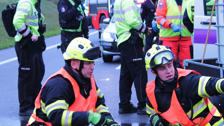 U Zvole havarovalo eskortní vozidlo s vězněm. Taktické cvičení prověřilo složky IZS
