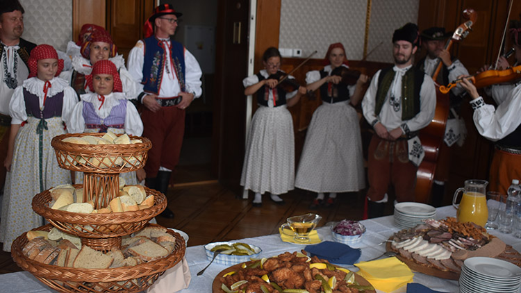 Přivítání, jak má být. Pilo se, jedlo se, hodovalo se