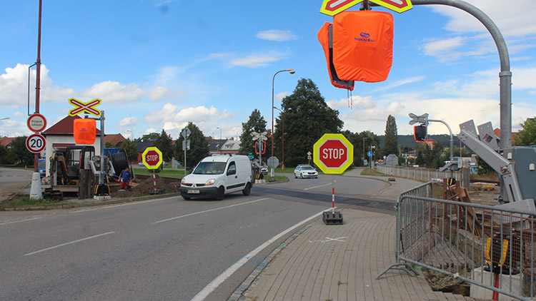 V Kostelci uzavřou vytížený přejezd. Přibydou na něm závory