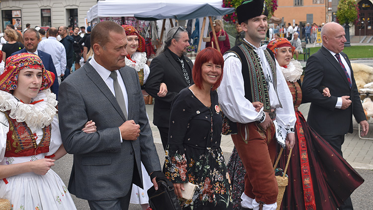 Slavnostní průvod prošel náměstím, primátor se vezl v anglickém kočáře