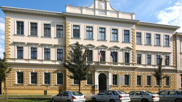 Na hřišti se už pracuje