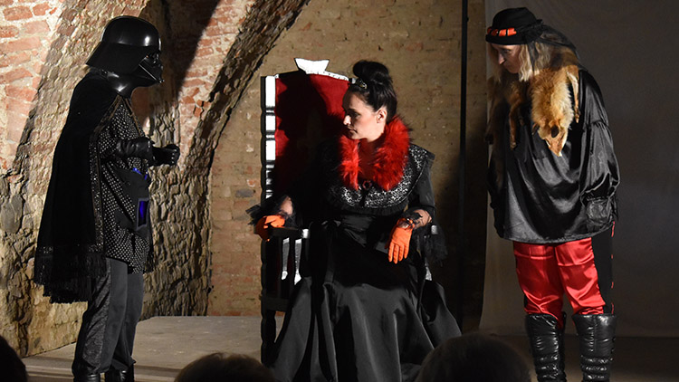 SNĚHURČINA DCERA se na  plumlovském zámku zamilovala