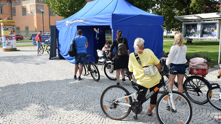 Strážníci značili kola venku u kina Metro