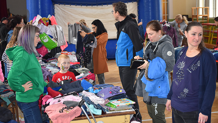 Dětský bazárek přilákal spoustu rodičů