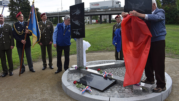 Památník letectví v Prostějově byl slavnostně odhalen