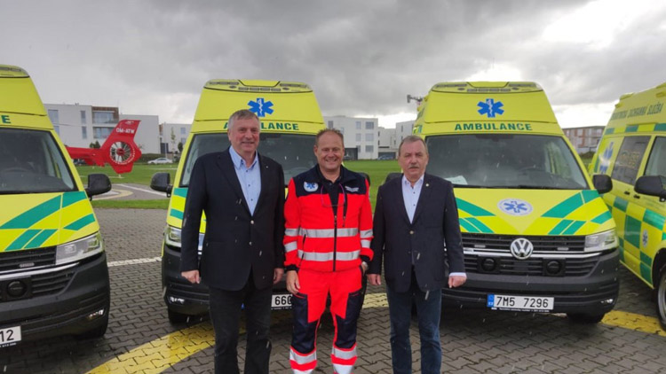 Další nové sanitky. Kraj pokračuje v modernizaci vozového parku zdravotnických záchranářů