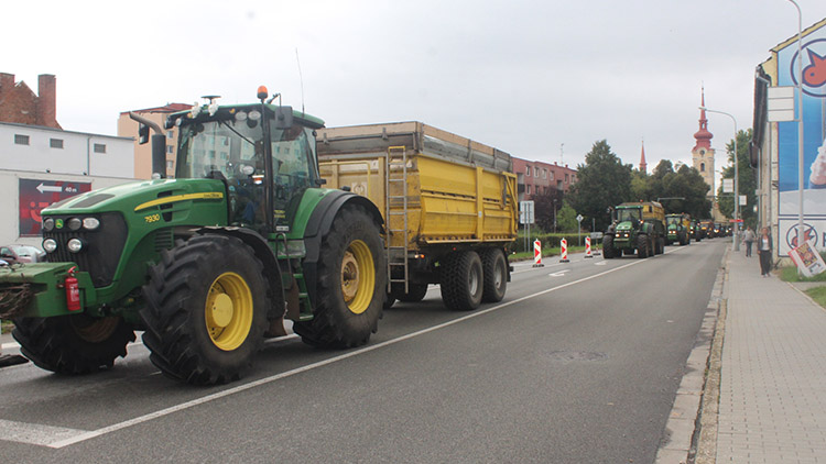 Na Prostějov vyrazilo 30 traktorů, nesouhlasí s požadavky EU