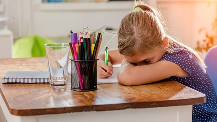 Kdo dětem slouží, nic je nenaučí 