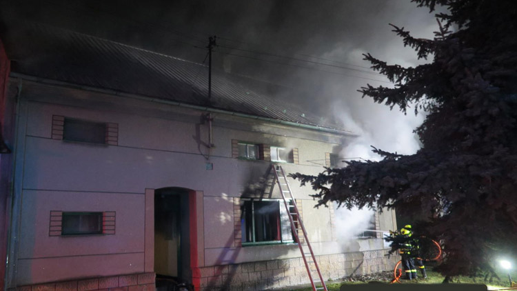 Požár rodinného domu zdolaly čtyři jednotky
