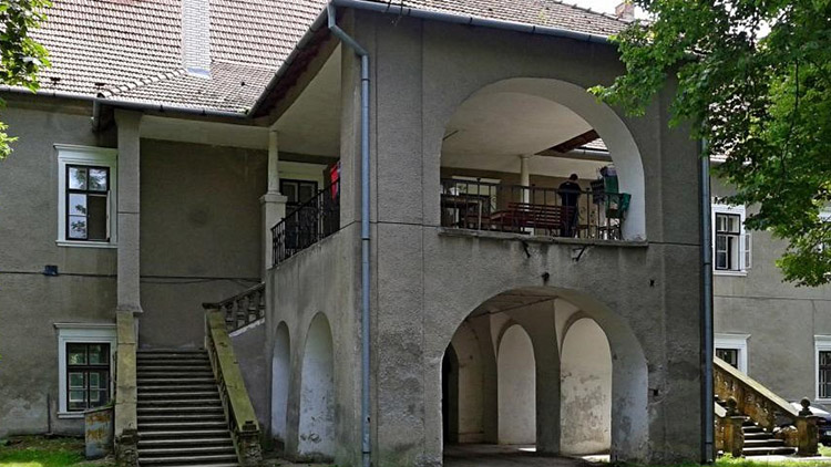 AKTUALIZOVÁNO: Na sedadle auta v Hrubčicích našli mrtvého bezdomovce