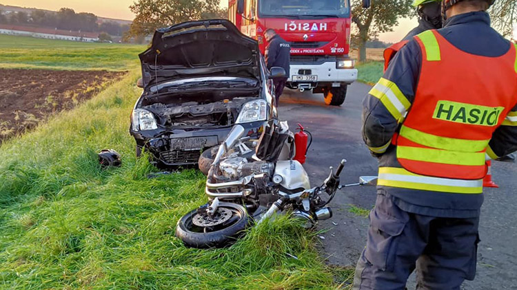 Na motorce předjížděl, kde neměl