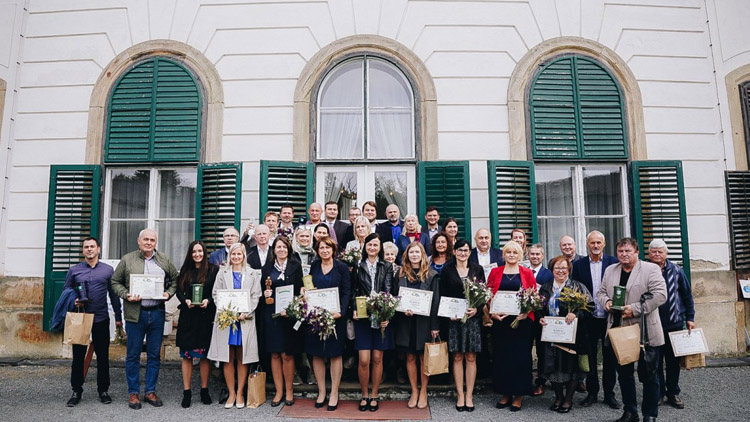 Premianti v třídění získali keramické popelnice, sluchátka a Elektrooskara