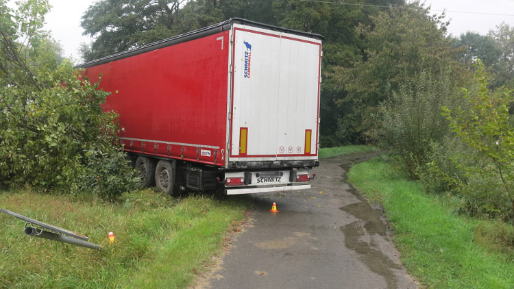 Kamioňáka prý navigace poslala na stezku pro pěší