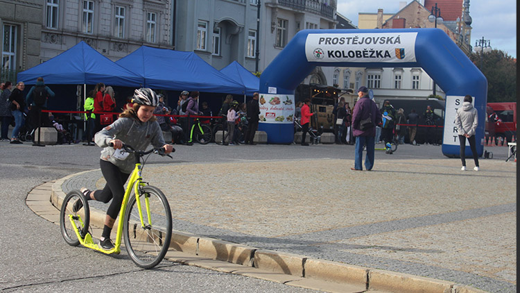 Za řídítka. Po náměstí  svištěly koloběžky