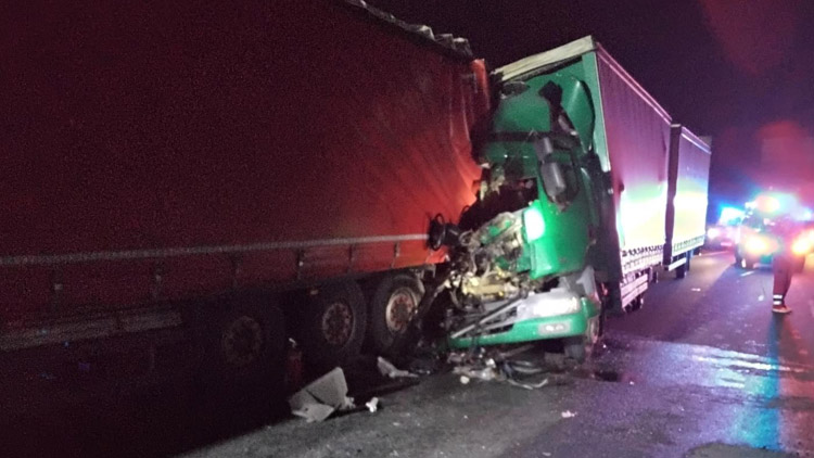 Ze zdemolované kabiny kamionu hasiči vyprostili zraněného řidiče