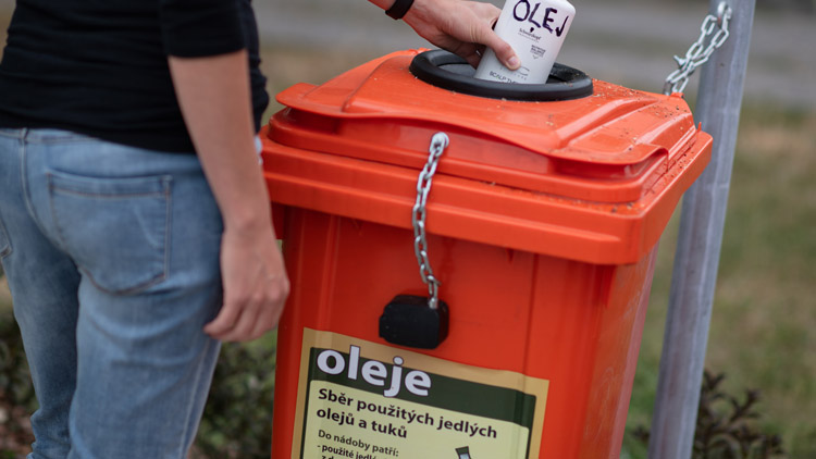 Třídění olejů narušují nepořádníci i zloději