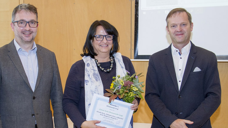 Mezi zelené školy půjde 150 tisíc korun  Olomoucký kraj finančně podpoří školy, které se věnují environmentální výchově, ekologii a ochraně životního prostředí. V rámci soutěže Zelená škola mezi ně rozdělí 150 tisíc korun. Do projektu se přihlásilo na 20 zájemců.  „Cílem soutěže je, aby školáci a studenti měli kladný vztah k životnímu prostředí a aktivně se ho snažili ovlivňovat,“ přiblížil Aleš Jakubec, radní Olomouckého kraje pro oblast školství.  Každá ze škol, která vyhrála ve své kategorii, získá finanční příspěvek 25 tisíc korun. Mezi úspěšné soutěžící patří například gymnázium v Kojetíně, zábřežská školka nebo základka v Laškově.  „Některé školy použijí peníze na koupi zahradního nářadí, další za ně uhradí pořízení pomůcek, které budou využívat při ekologické výchově,“ dodal radní Jakubec.  Slavnostní vyhlášení Zelených škol Olomouckého kraje za školní rok 2021/2022 se uskutečnilo ve středu 5. a ve čtvrtek 6. října na Sluňákově – centru ekologických aktivit města Olomouce v Horce nad Moravou. Slavnostní ceremoniál byl součástí XVIII. ročníku krajské konference environmentálního vzdělávání, výchovy a osvěty 2022. Ta byla určená pro ředitele a pedagogy základních a středních škol, středisek volného času a koordinátorům EVVO Olomouckého kraje.   Seznam Zelených škol 2022:  Mateřská škola Zábřeh, Strejcova 132/2a  Základní škola a mateřská škola Laškov, příspěvková organizace  Základní škola Prostějov, ul. E. Valenty 52  Gymnázium, Kojetín, Svatoplukova Čecha 683  Střední odborná škola, Šumperk, Zemědělská 3  Střední škola, Základní škola a Mateřská škola Šumperk, Hanácká 3