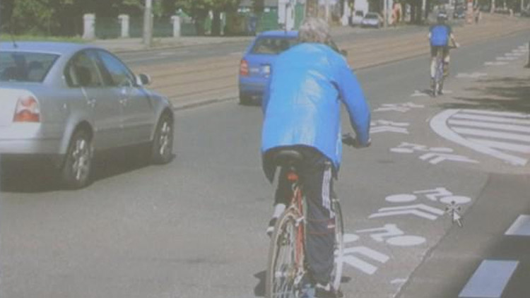 Proč jezdí ve Vrahovické po chodníku?