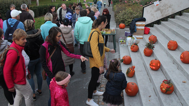 Na Dýňovou stezku do temných sadů vyrazilo přes pět set dětí