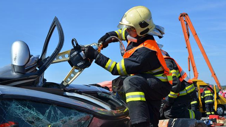 Kamioňák přehlédl stojící kamion