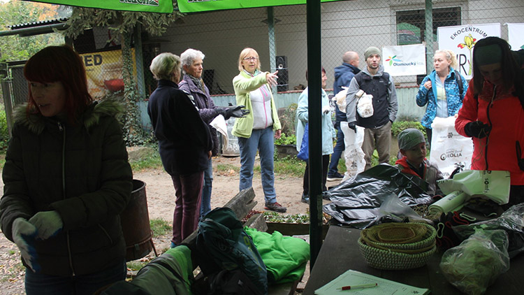 Dobrovolníci uklízeli Hloučelu,  našli i více jak stoletou láhev od piva   