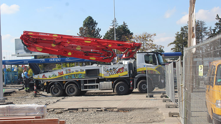 Potvrzeno: U Tesca vyrůstá  McDonald's!
