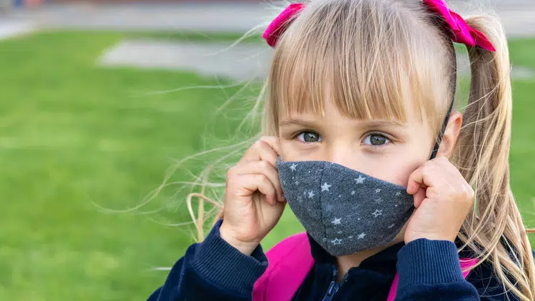 Dceru neposílala  do školy kvůli roušce