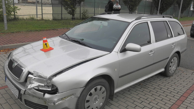 Muž si i přes zákaz půjčil  auto. Odnesl to strom...