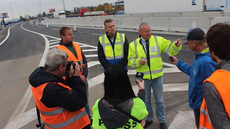 D46 osvobozena! Dálniční most s křižovatkou za 196 milionů korun byl dokončen