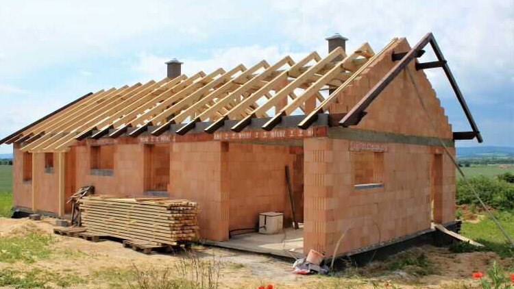 Kdo postavil, neprohloupil