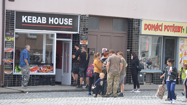 V Konici otevřel Kebab. A stály se dlouhé fronty!