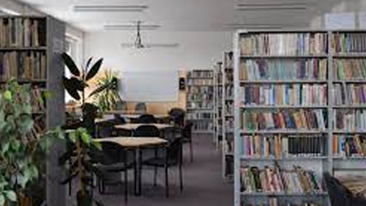 Dveře do knihovny se začnou zamykat 