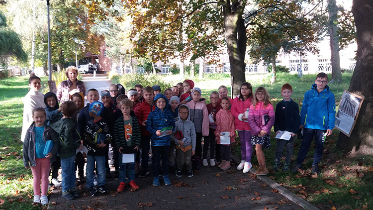 Z VÝSTAVY…  Ve Ptení na vlastní oči viděli,  jak se žije pěstitelům kávy