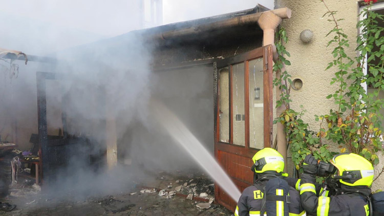Při požáru garáže hasiči nalezli svařovací agregáty. Plameny zdolaly čtyři jednotky