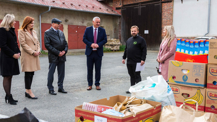 Zaměstnanci kraje sbírali potraviny a drogerii pro potřebné. Dary zaplnily téměř celou místnost.