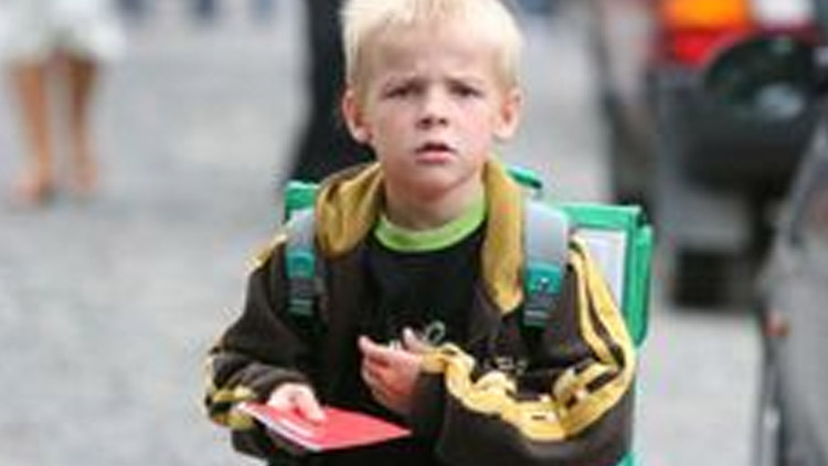 Pobuda okradl školáka za bílého dne