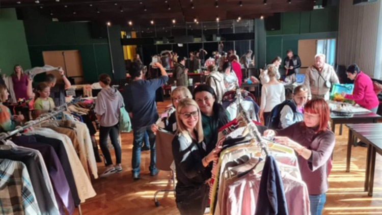 Nedělní swap: lidé si měnili  oblečení i bižuterii