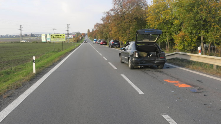 Za hromadnou nehodou stála  nepozornost mladé řidičky BMW