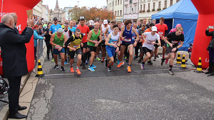 AKTUALIZOVÁNO: Městem se prohnaly dobré čtyři stovky běžců a běžkyň nejrůznějšího věku