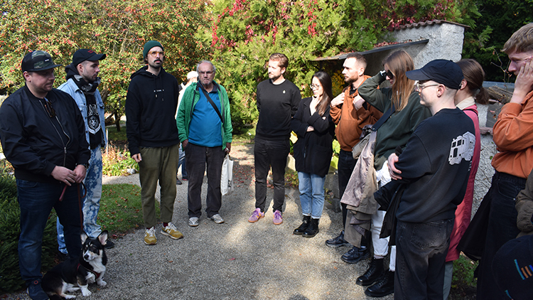 Plná botanická zahrada: Mladé lidi nalákala výstava soch