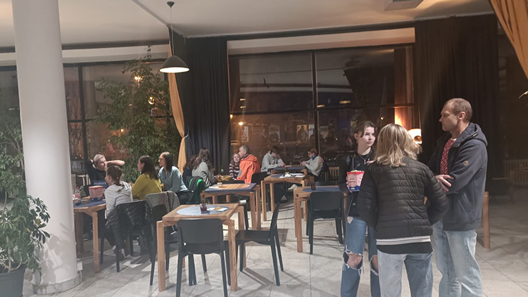 Sobotní Coldplay v kině pobavil i nadchnul