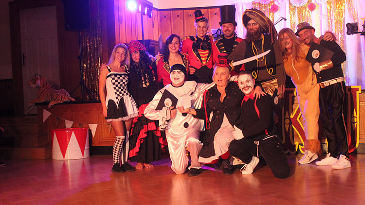 Palačinkáři, vítejte  Večírek uvrhl Národní dům do víru cirkusu