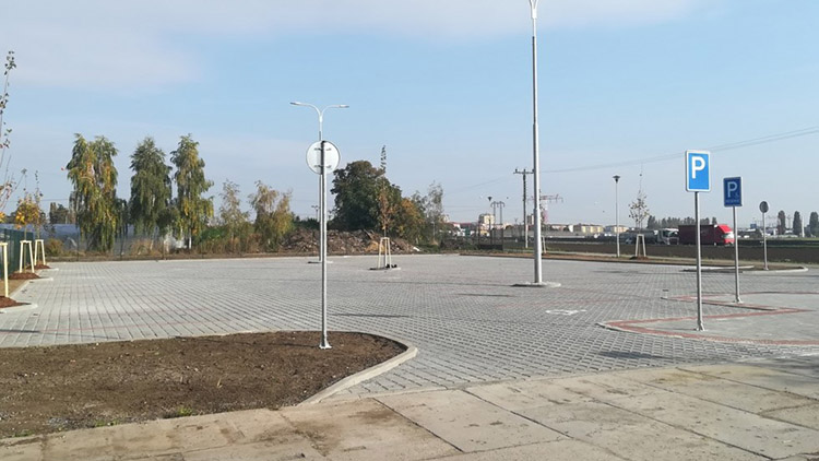 Nové parkoviště u hřbitova  už svítí novotou