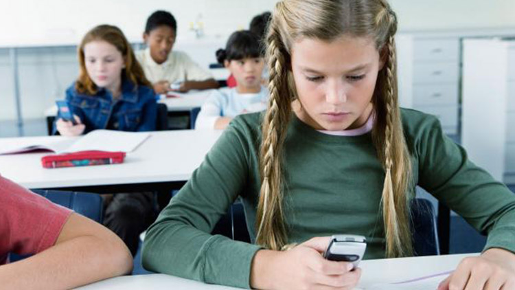 Zákaz mobilů ve školách dle výzkumu není nutný