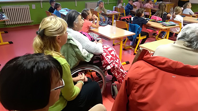 Dříve narození se vrátili zpátky do školy